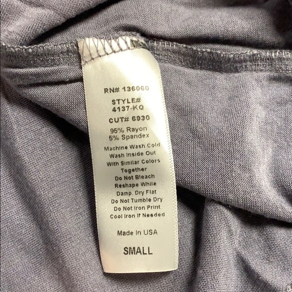 Urban Outfitters Half Sleeve V Neck T-Shirt - Picture 3 of 3